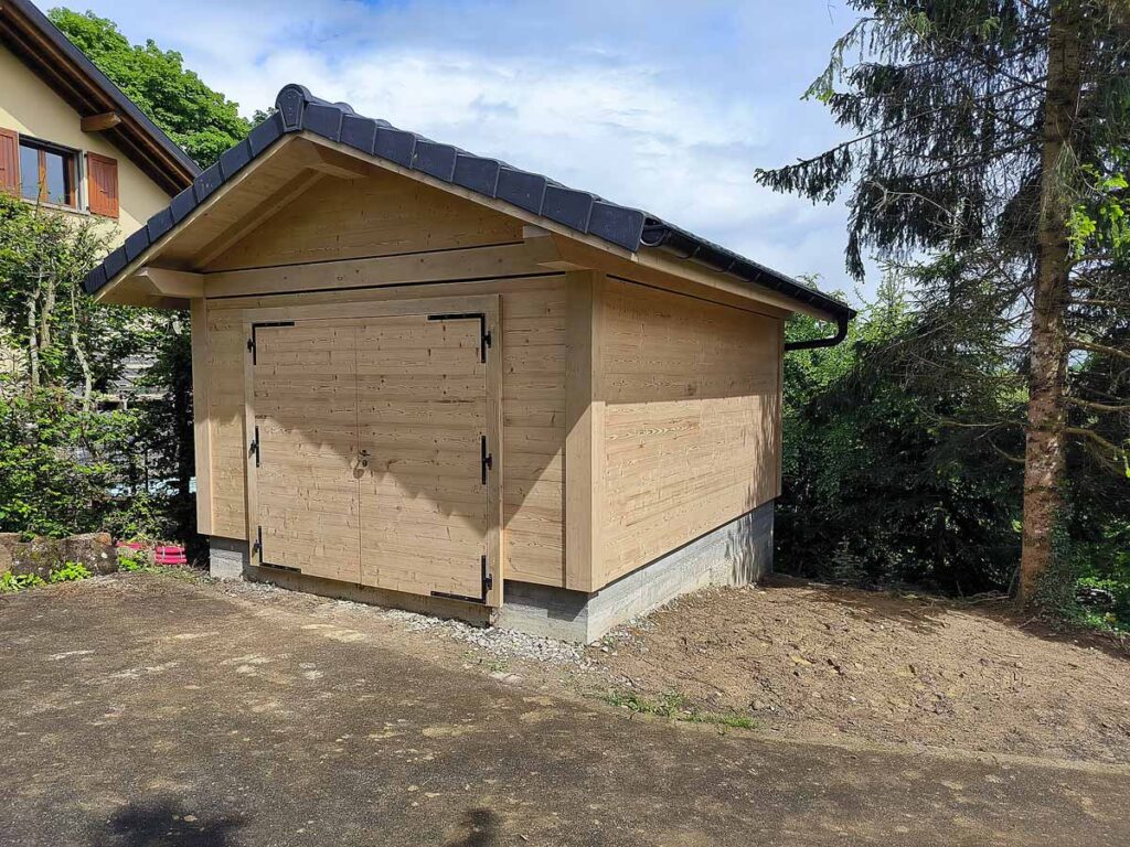 Photo d'un petit chalet de jardin en bois