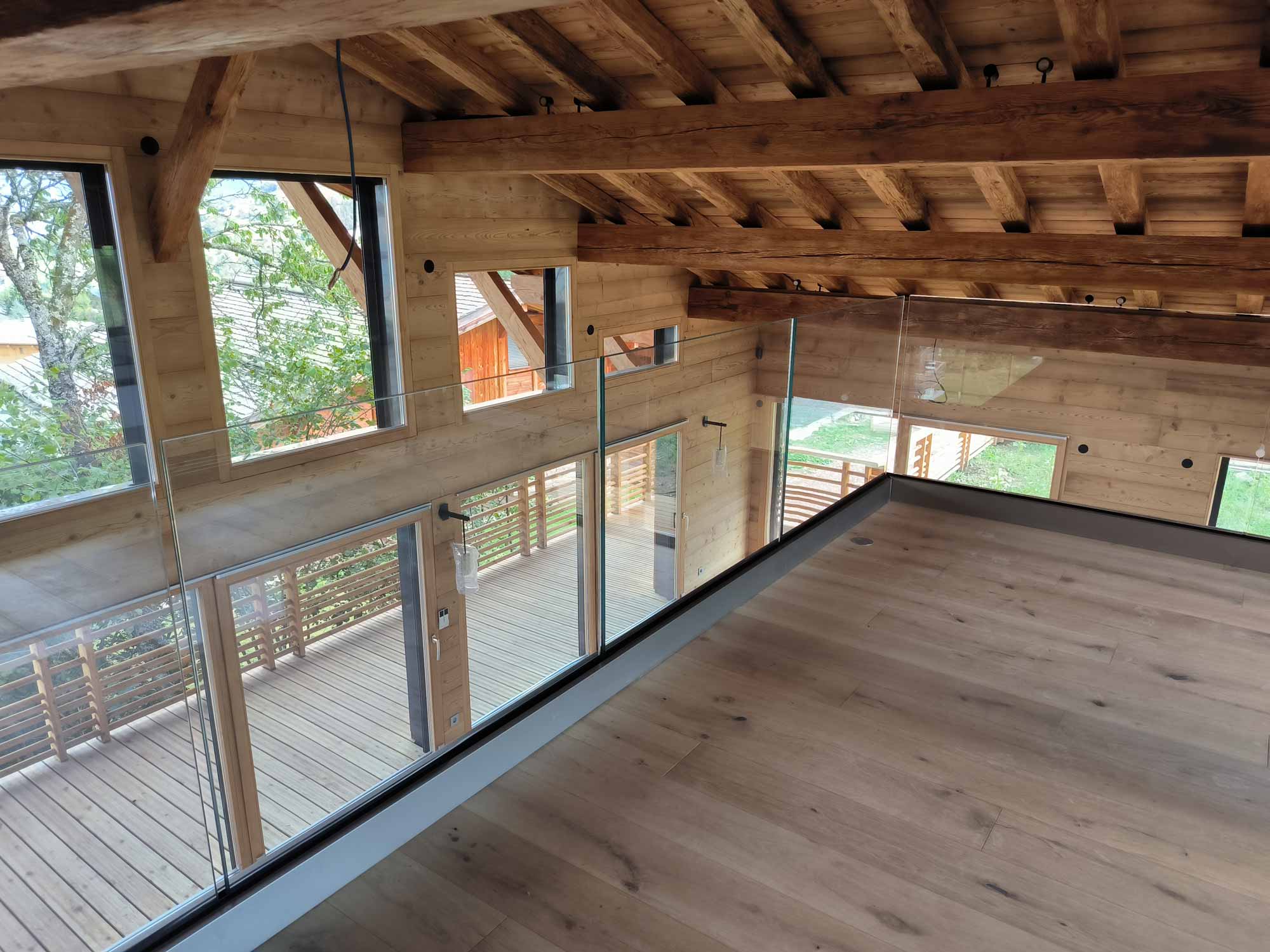 Photo de l'intérieur d'un chalet de montagne en bois